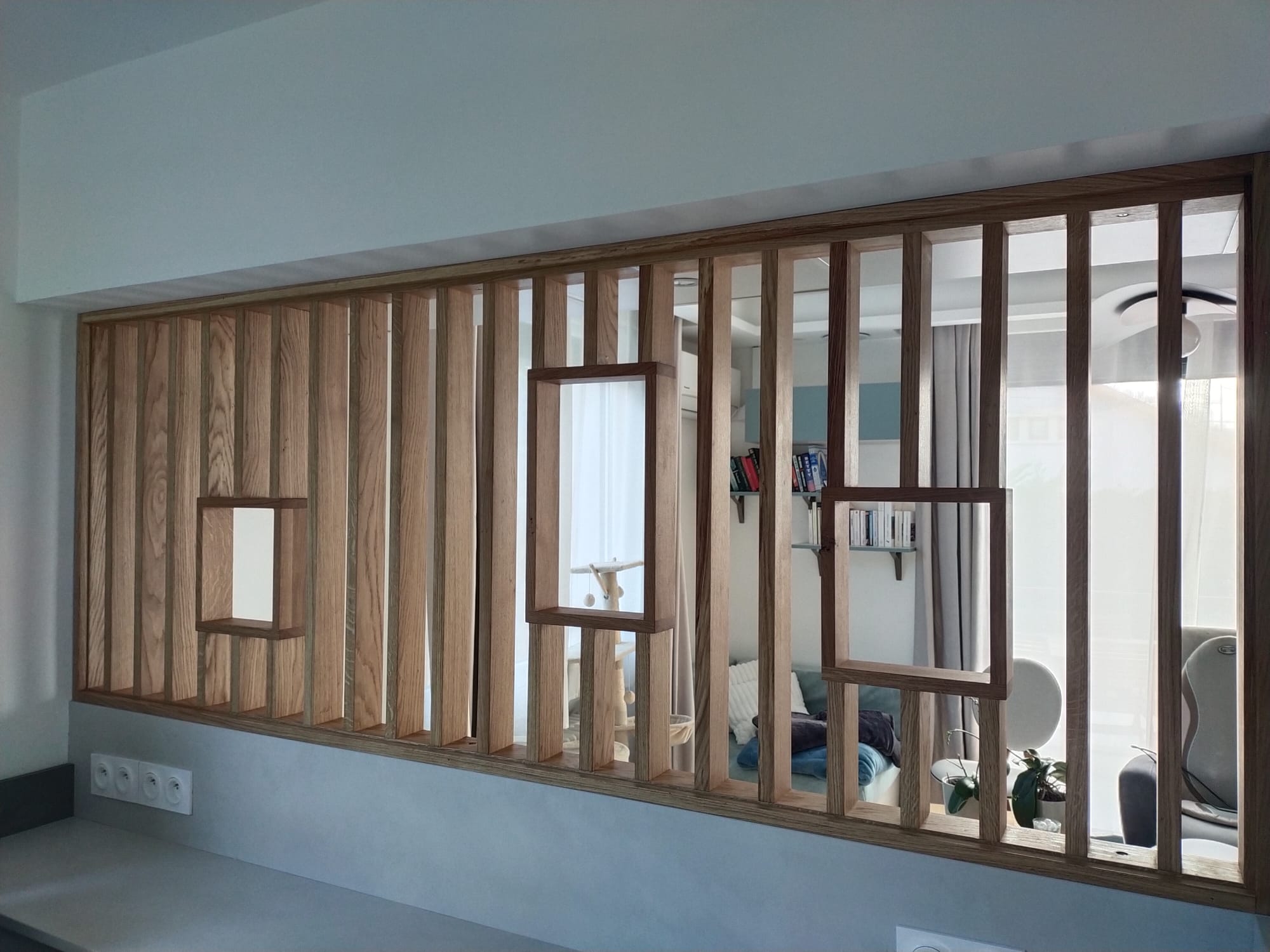 Claustra en chêne massif sur mesure avec niches