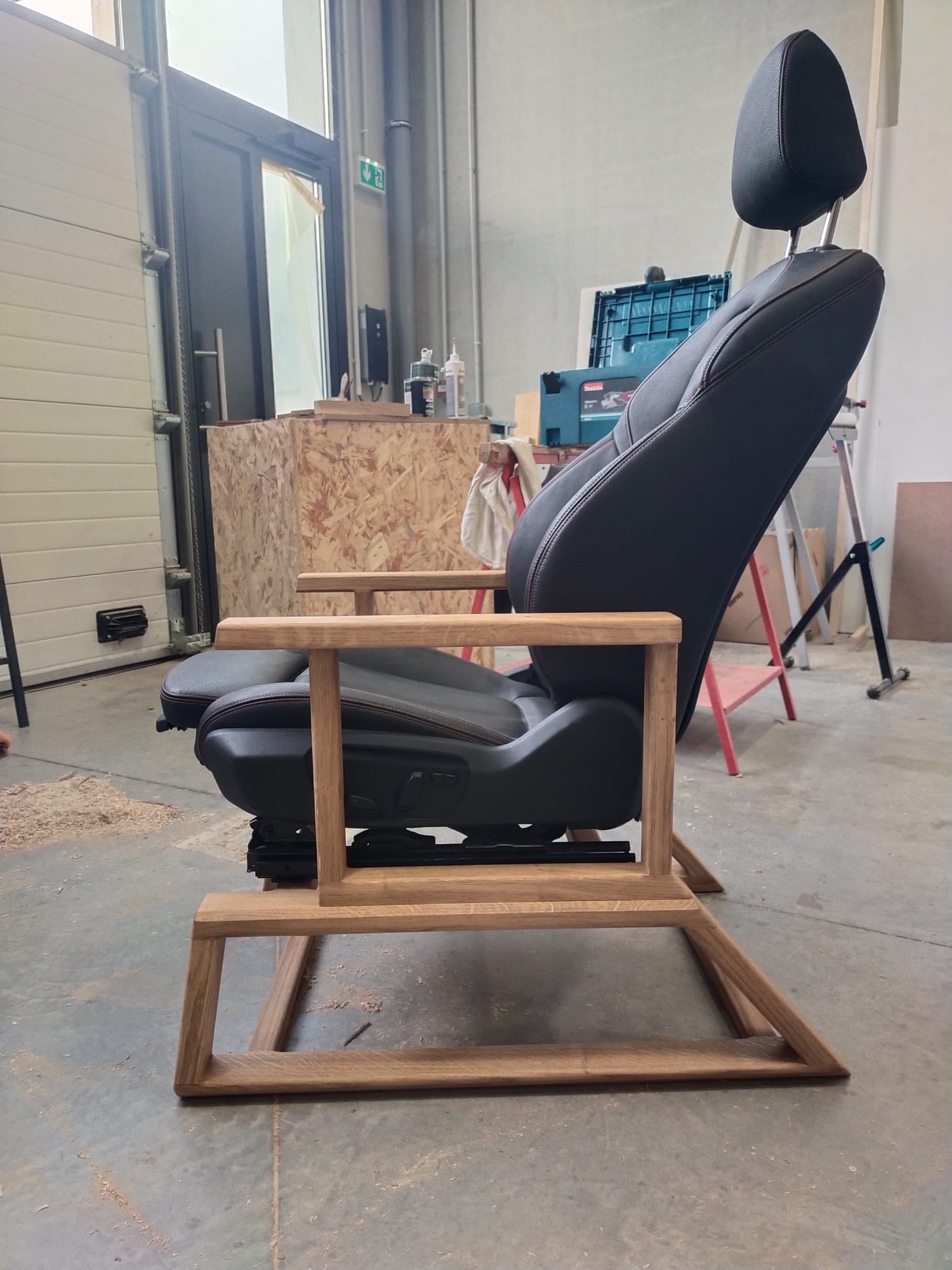 Piètement fauteuil automobile en cuir avec accoudoir en chêne massif