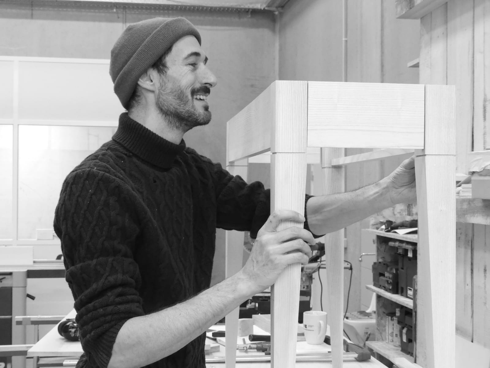 Artisan ébéniste en train de travailler dans l'atelier Paul de Bazelaire à Lyon - Fabrication de meubles sur mesure