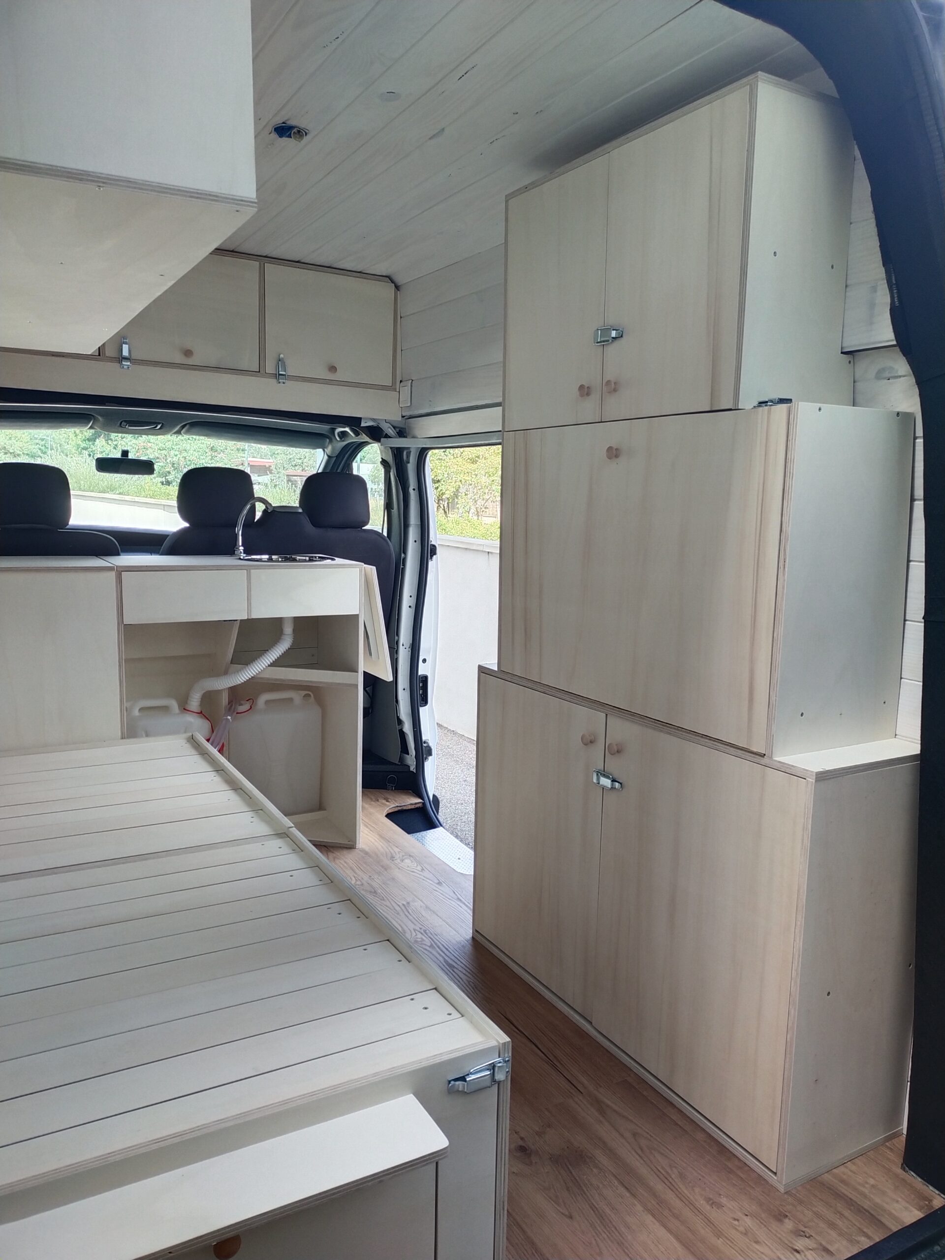 Aménagement intérieur d'un van L1H2, détail des finitions bois