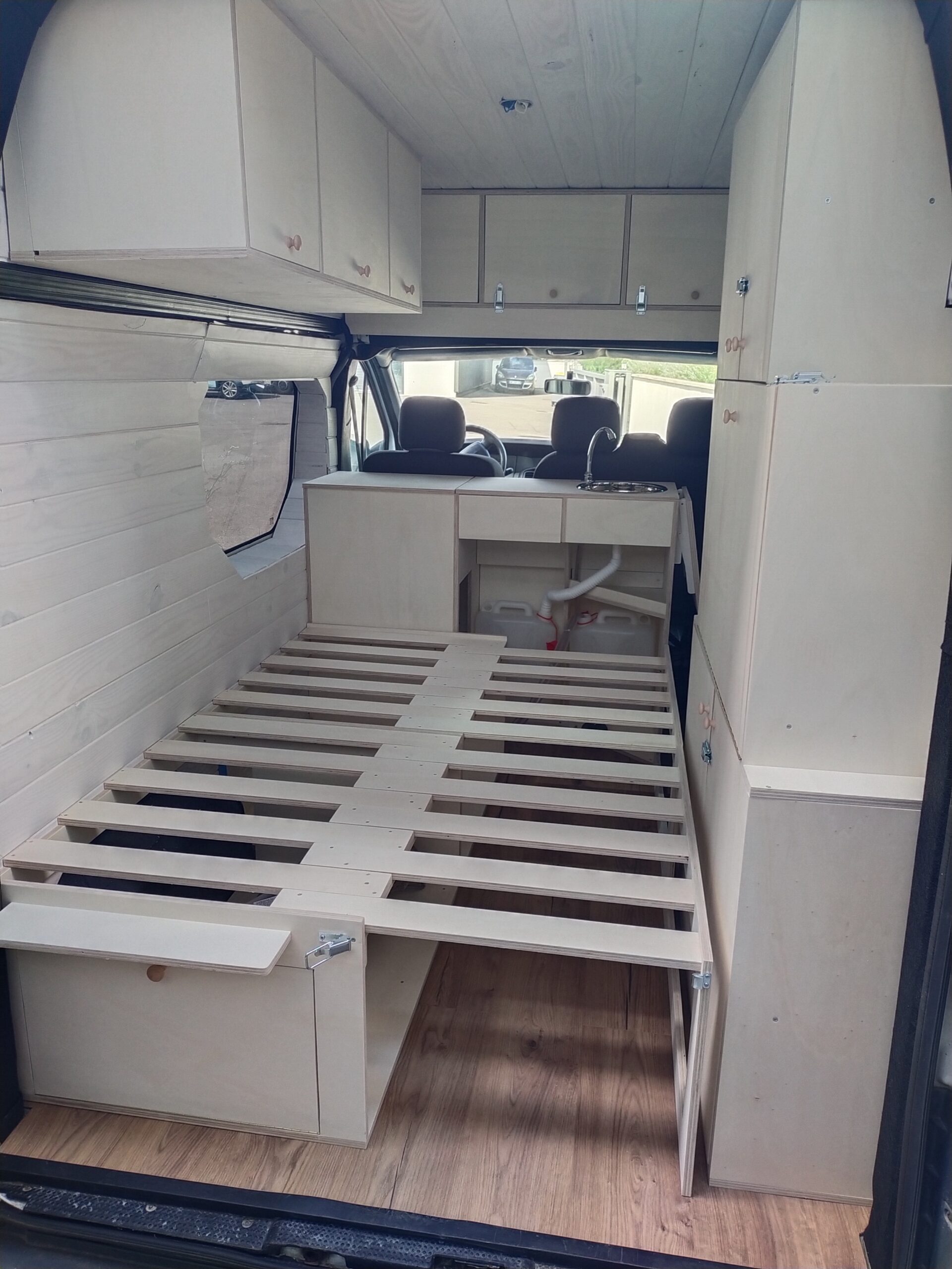 Aménagement intérieur d'un van L1H2, rangements et mobilier sur-mesure
