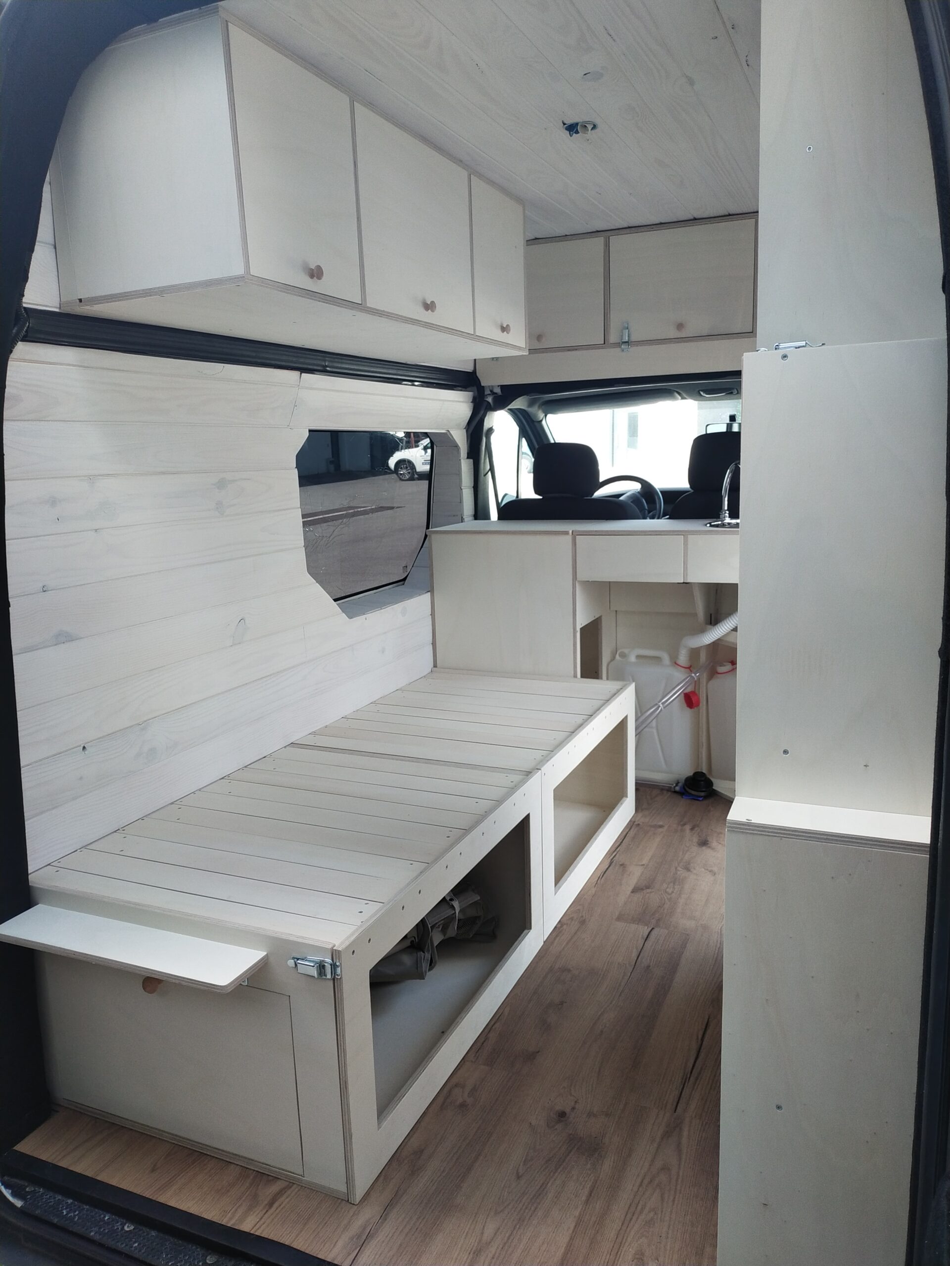 Aménagement intérieur d'un van L1H2 en bois massif, vue d'ensemble