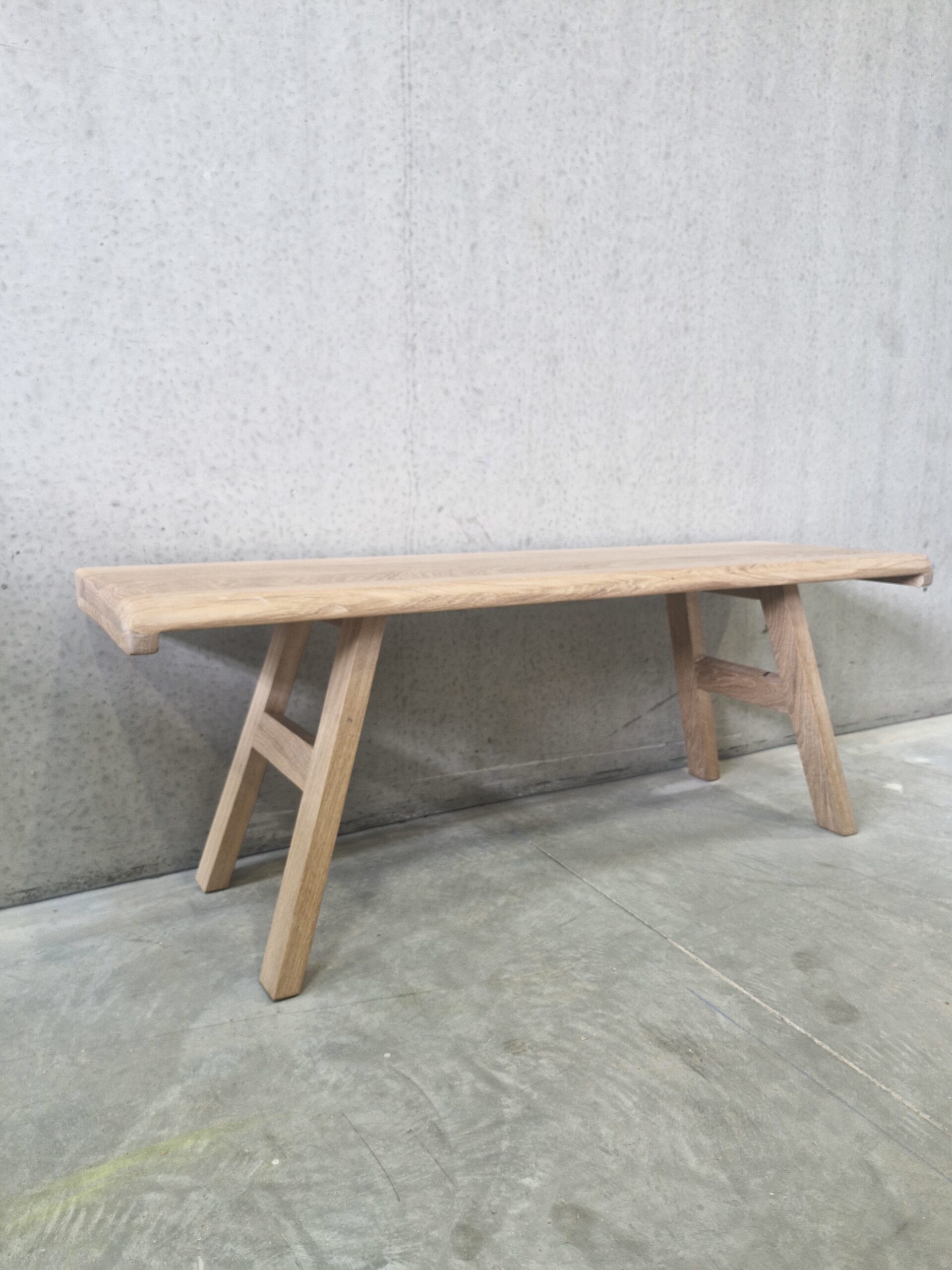 Banc sur-mesure en chêne massif, fabrication artisanale
