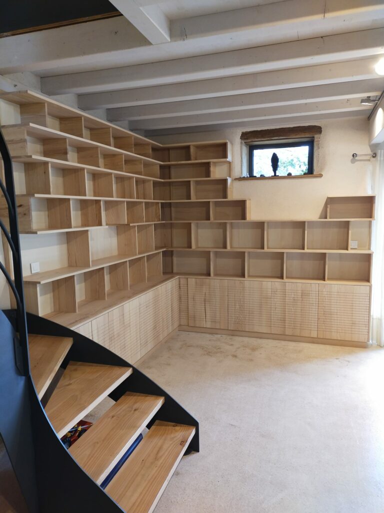 Bibliothèque sur-mesure en frêne massif réalisée par l'Atelier Paul de Bazelaire à Lyon