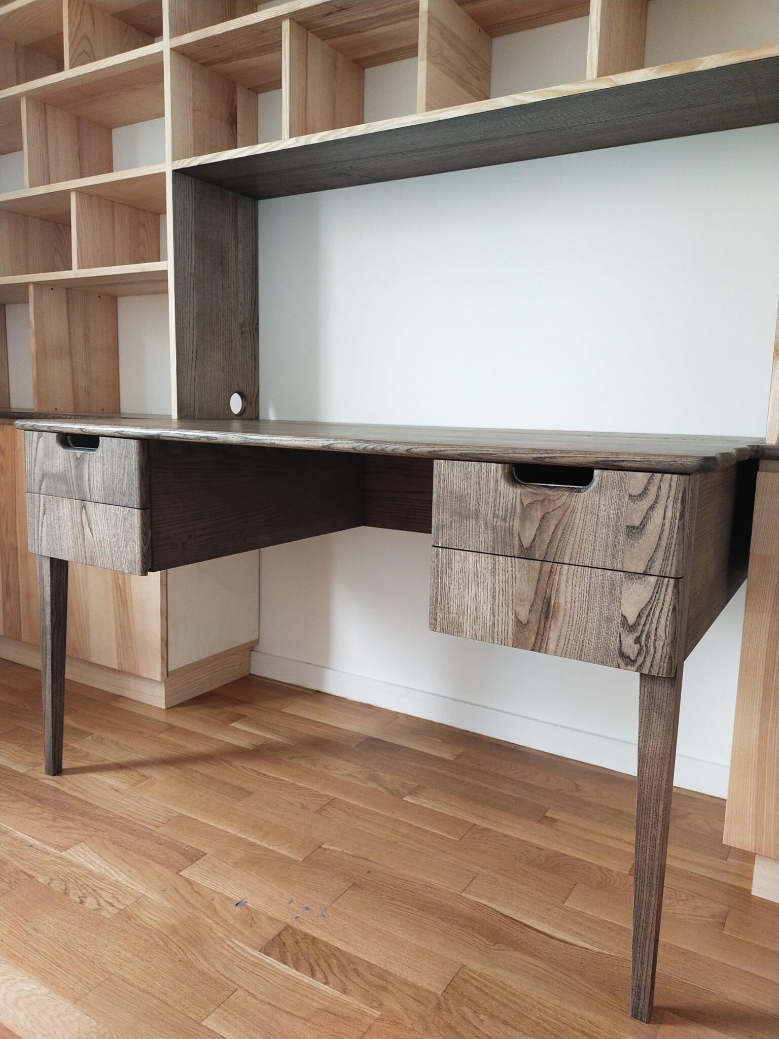 Bureau sur-mesure en frêne massif teinté