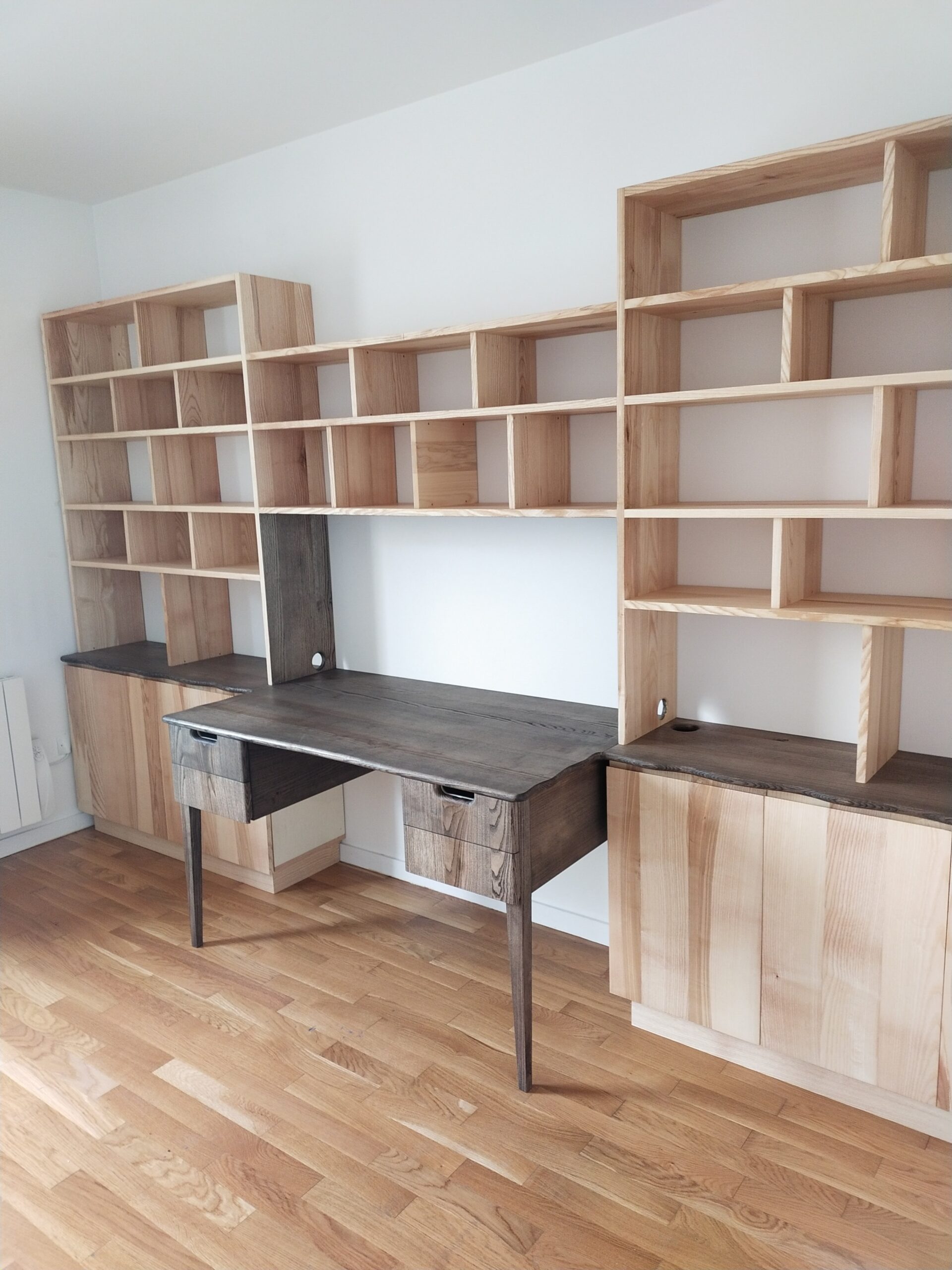 Bureau intégré dans une bibliothèque en frêne massif, agencement sur-mesure