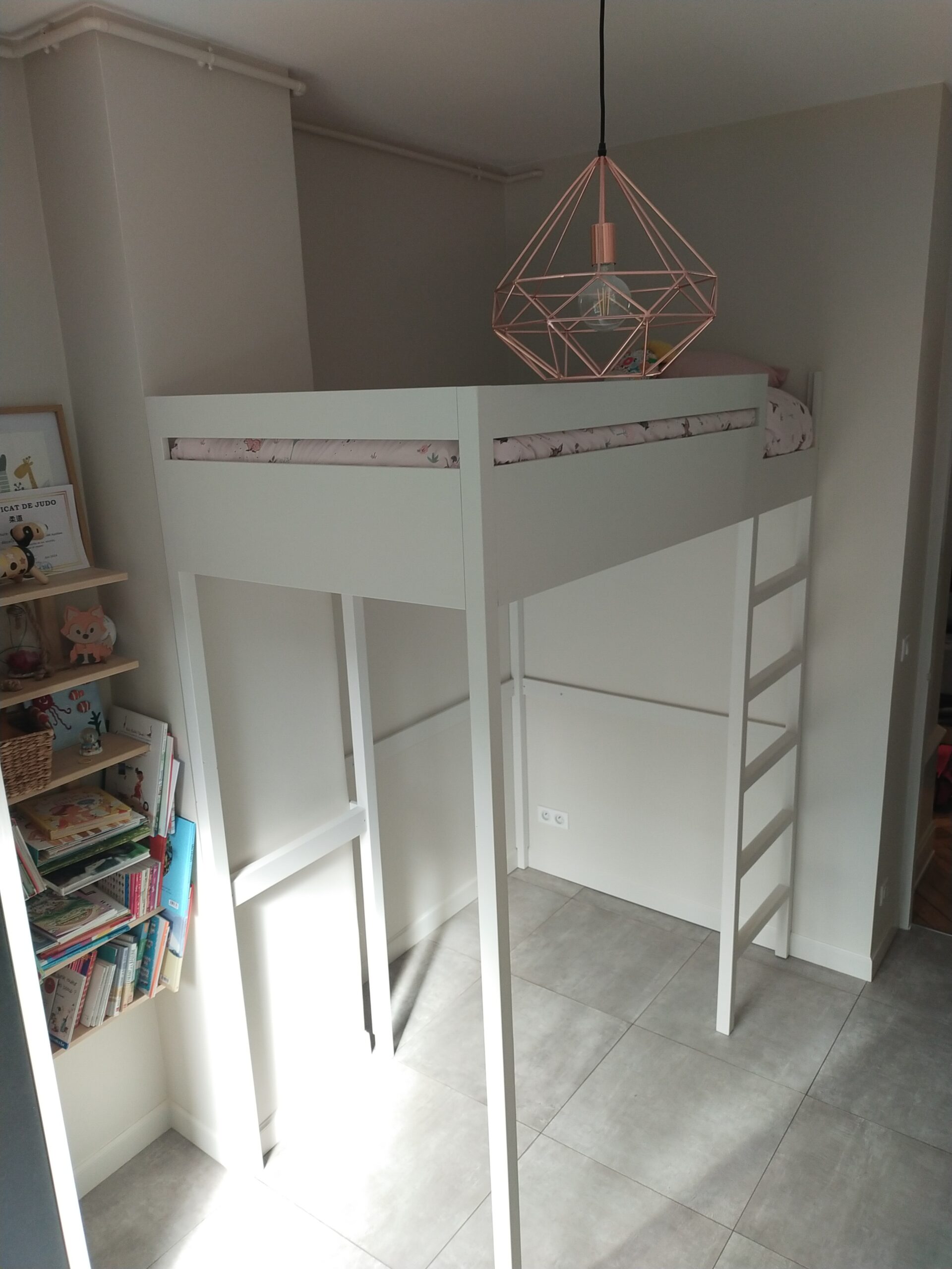 Lit mezzanine sur-mesure en pin et contreplaqué